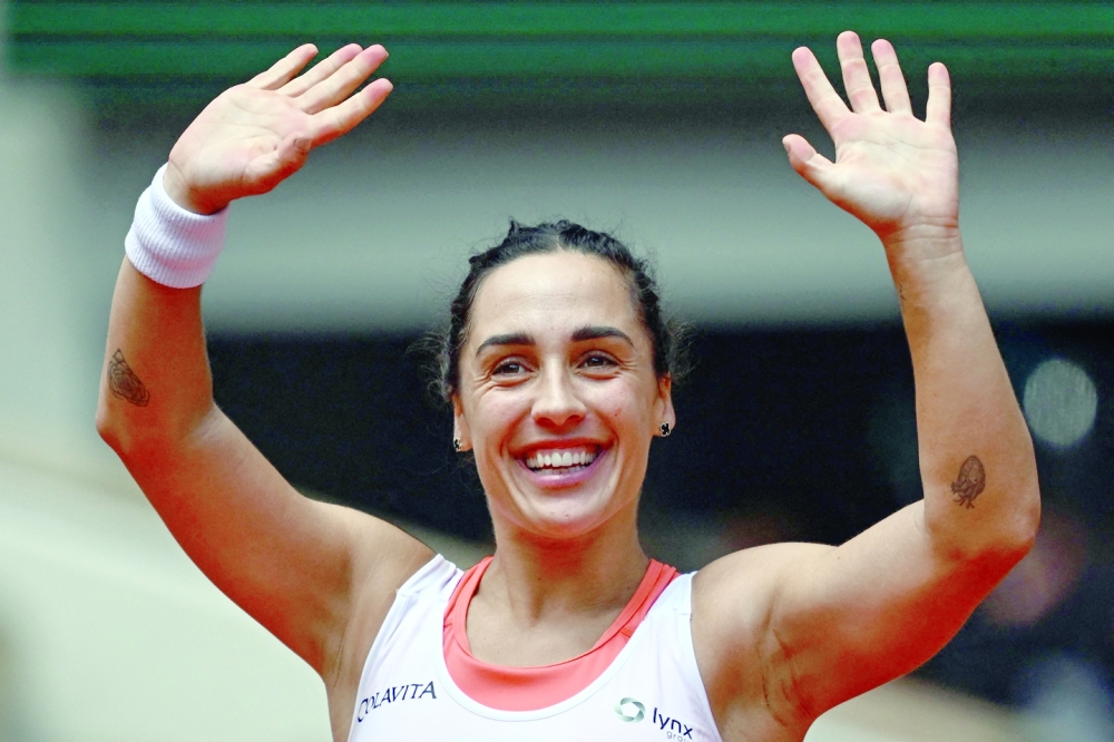 TOPSHOT - Italy's Martina Trevisan celebrates after victory over Canada's Leylah Fernandez in their women's singles match on day ten of the Roland-Garros Open tennis tournament at the Court Philippe-Chatrier in Paris on May 31, 2022. (Photo by Anne-Christine POUJOULAT / AFP)

