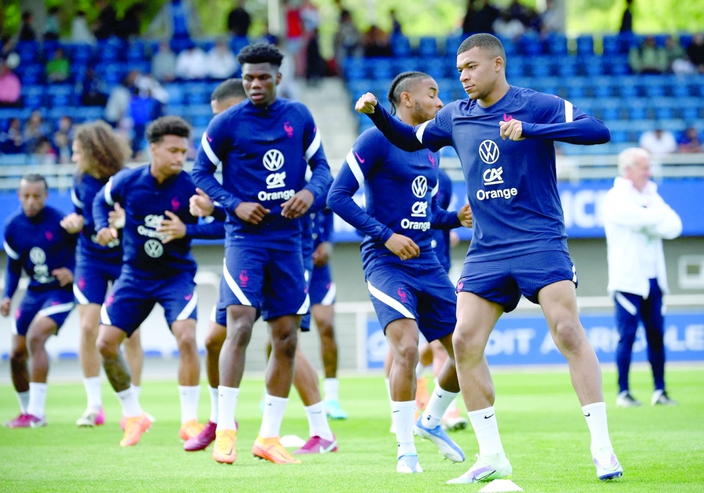 France's forward Kylian Mbappe (R) takes part in a training session in Clairefontaine-en-Yvelines on May 30, 2022 as part of the team's preparation for the upcoming UEFA Nations League. (Photo by FRANCK FIFE / AFP)

