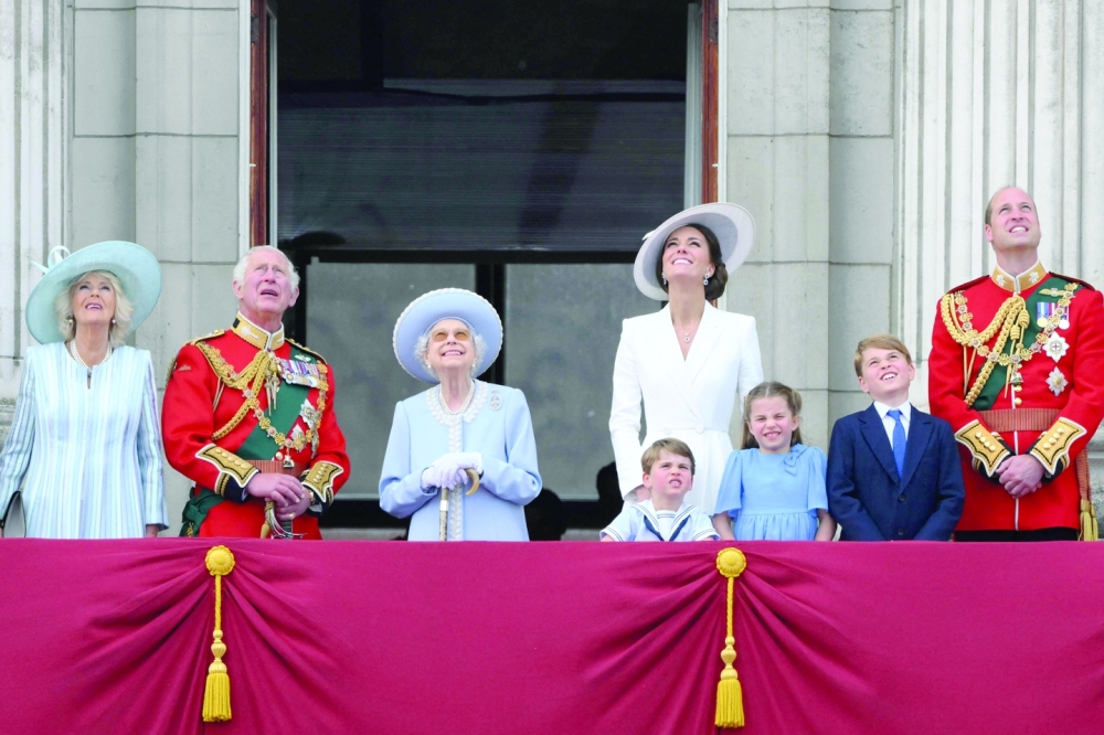 Tens of thousands of people cheered Queen Elizabeth II on Thursday as she appeared on the balcony of Buckingham Palace on the first day of celebrations marking the British monarch's 70 years on the throne. -- AFP