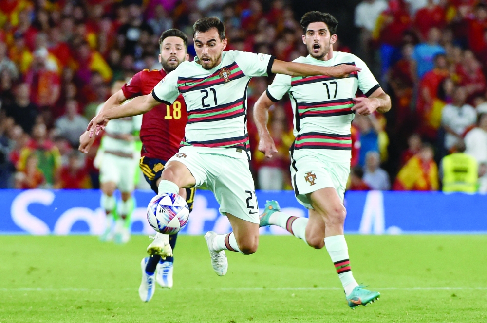Portugal's forward Ricardo Horta (C) controls the ball next to Spain's midfielder Jordi Alba (L) and Portugal's forward Goncalo Guedes. -- AFP