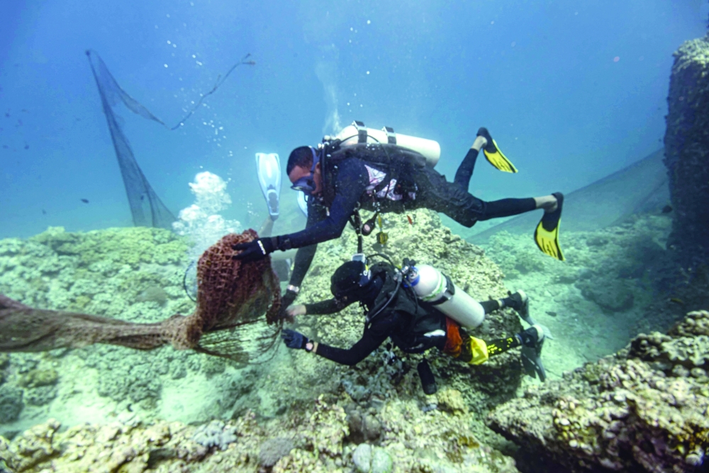 Cleaning the sea from fish netمن عمليات تنظيف البحر من مخلفات شباك الصيد