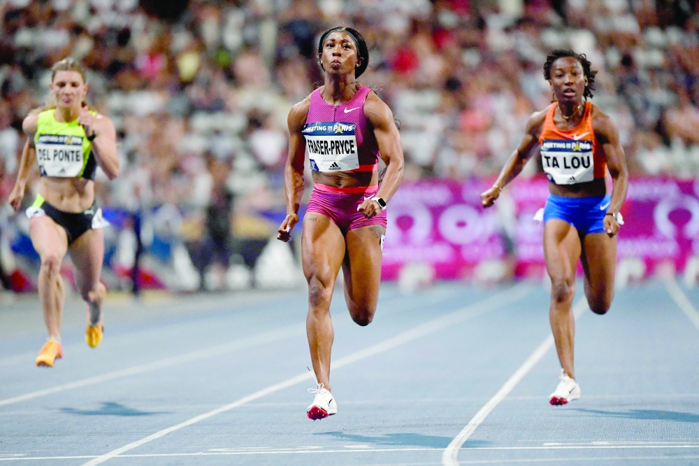 Jamaica's Shelly-Ann Fraser-Pryce (C) competes in the women's 100 metre event during the IAAF Wanda Diamond League athletics meeting at The Charlety Stadium in Paris on June 18, 2022. (Photo by JULIEN DE ROSA / AFP)

