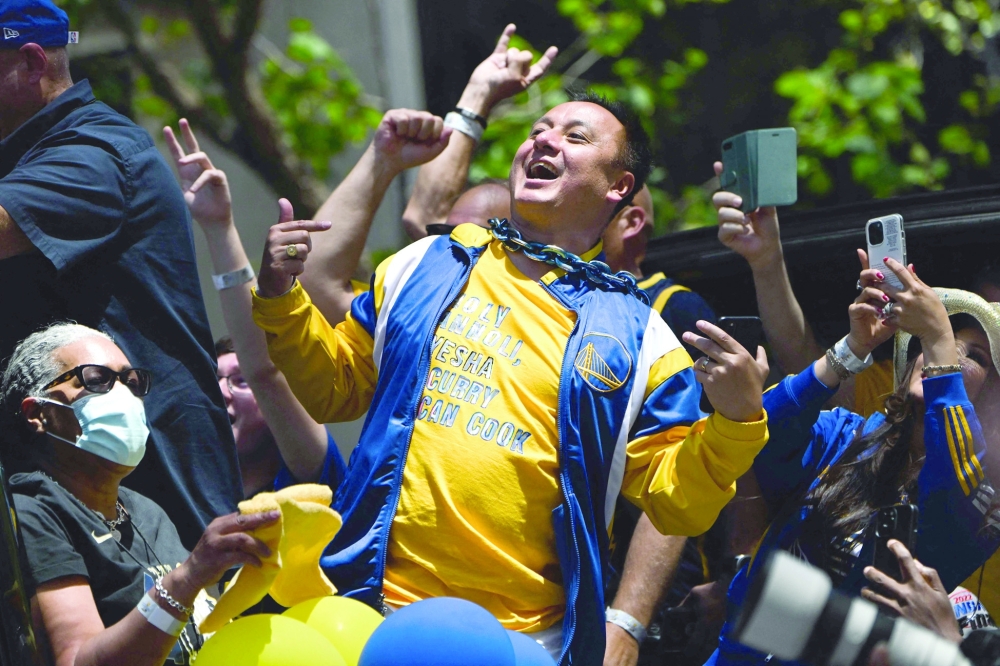 Basketball fans cheer during the Golden State Warriors NBA Championship victory parade. -- AFP