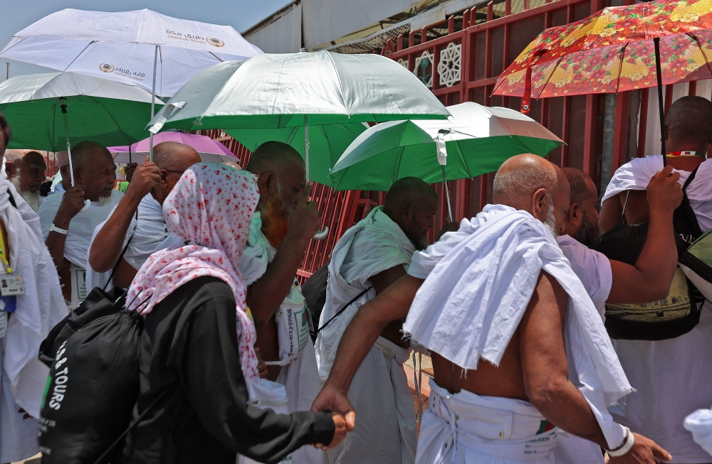 Pilgrims arrive to their camp in Mina on Thursday. - AFP