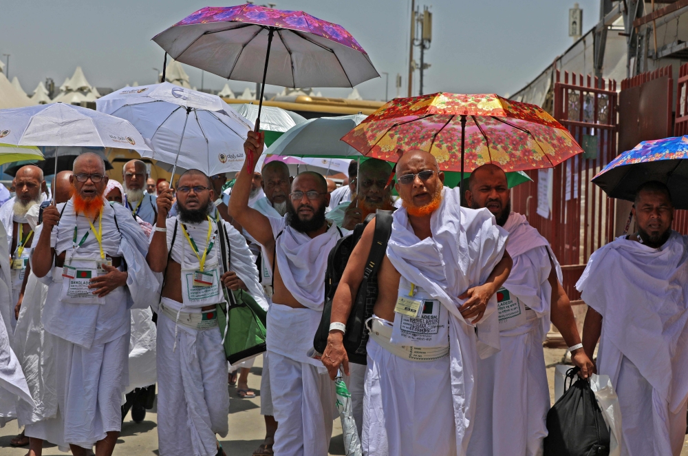 Pilgrims arrive to their camp in Mina. -  AFP


