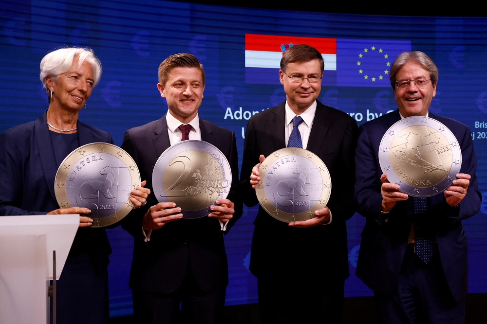Croatia's Finance Minister Marko Primorac, European Commissioner vice president Valdis Dombrovskis, President of European Central Bank Christine Lagarde and European Commissioner for Economy Paolo Gentiloni pose with a model of a Euro coin after a signing ceremony on the adoption of the euro by Croatia in Brussels. - Reuters
