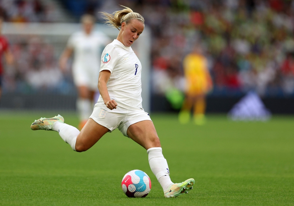 England's striker Beth Mead crosses the ball during the UEFA Women's Euro 2022 Group A match against Norway in Brighton. -- AFP