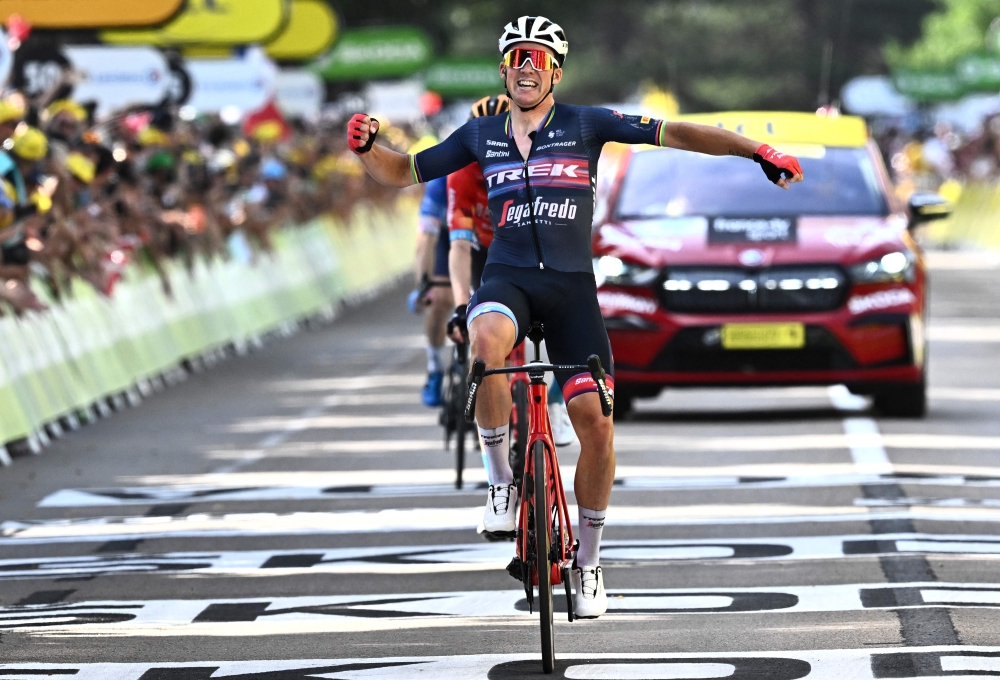 TOPSHOT - Trek-Segafredo team's Danish rider Mads Pedersen celebrates as he cycles to the finish line to win the 13th stage of the 109th edition of the Tour de France cycling race, 192,6 km between Le Bourg d'Oisans in the French Alps, and Saint-Etienne in central France, on July 15, 2022. (Photo by Anne-Christine POUJOULAT / AFP)

