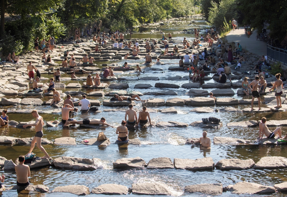 UK breaches 40°C for first time, heat records tumble - Vimarsana News