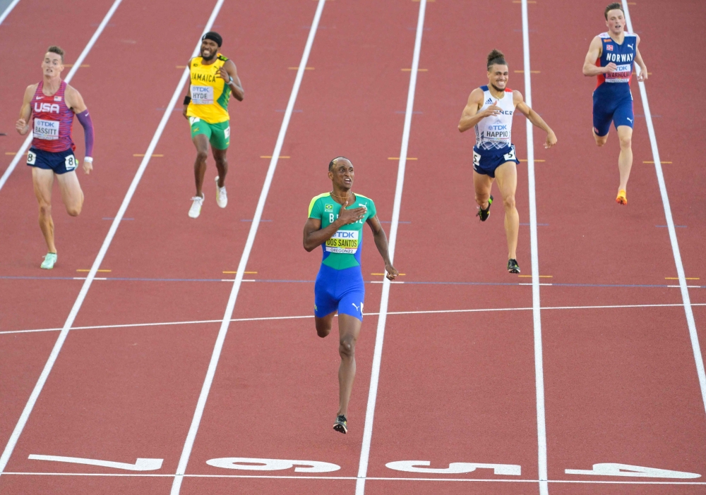 TOPSHOT - Brazil's Alison Dos Santos (C) celebrates as he crosses the finish line to win the men's 400m hurdles final during the World Athletics Championships at Hayward Field in Eugene, Oregon on July 19, 2022.  (Photo by Jim WATSON / AFP)

