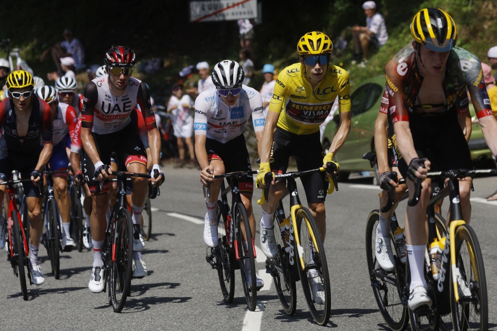 Cycling - Tour de France - Stage 18 - Lourdes to Hautacam - France - July 21, 2022 UAE Team Emirates' Tadej Pogacar and Jumbo - Visma's Jonas Vingegaard in action with riders during stage 18 REUTERS/Gonzalo Fuentes
