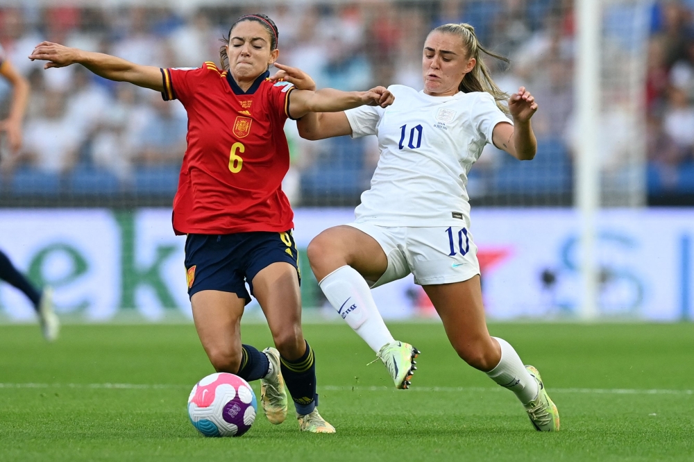 TOPSHOT - Spain's midfielder Aitana Bonmati (L) is challenged by England's midfielder Georgia Stanway during the UEFA Women's Euro 2022 quarterfinal football match between England and Spain at the Brighton & Hove Community Stadium, in Brighton, southern England on July 20, 2022. No use as moving pictures or quasi-video streaming. 
Photos must therefore be posted with an interval of at least 20 seconds.

 (Photo by Glyn KIRK / AFP) / No use as moving pictures or quasi-video streaming. 
Photos must therefore be posted with an interval of at least 20 seconds.