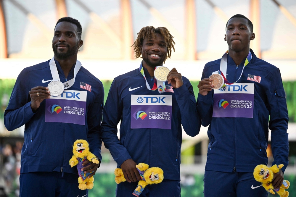 Silver medallist USA's Kenneth Bednarek (L), gold medallist USA's Noah Lyles (C) and bronze medallist USA's Erriyon Knighton (R) pose on the podium during the medal ceremony for the men's 200m during the World Athletics Championships in Eugene, Oregon on July 21, 2022. (Photo by Ben Stansall / AFP)

