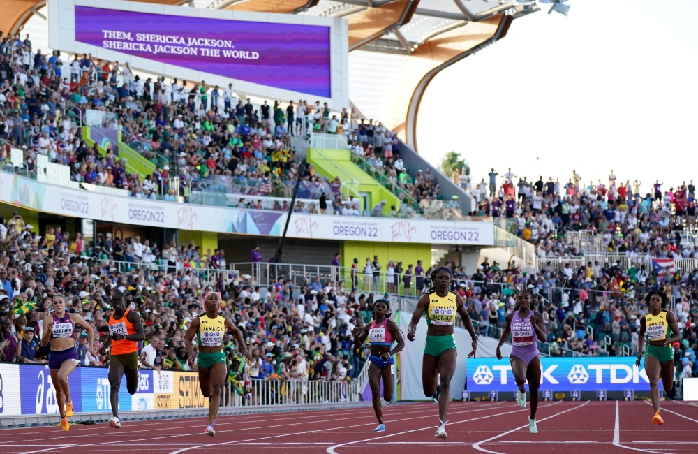 Athletics - World Athletics Championships - Women's 200 Metres - Final - Hayward Field, Eugene, Oregon, US - July 21, 2022 Jamaica's Shericka Jackson crosses the line to win women's 200 metres final ahead of second placed Jamaica's Shelly-Ann Fraser-Pryce and third placed Britain's Dina Asher-Smith REUTERS/Lucy Nicholson