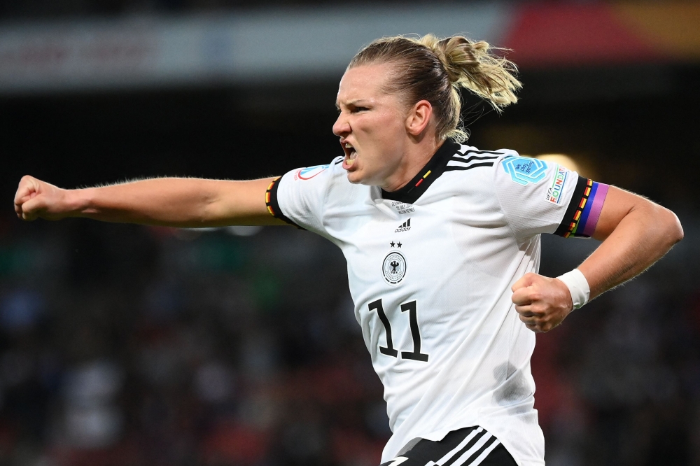 TOPSHOT - Germany's striker Alexandra Popp celebrates scoring the opening goal during the UEFA Women's Euro 2022 semifinal football match between Germany and France at the Stadium MK, in Milton Keynes, on July 27, 2022. No use as moving pictures or quasi-video streaming. 
Photos must therefore be posted with an interval of at least 20 seconds.

 (Photo by FRANCK FIFE / AFP) / No use as moving pictures or quasi-video streaming. 
Photos must therefore be posted with an interval of at least 20 seconds.