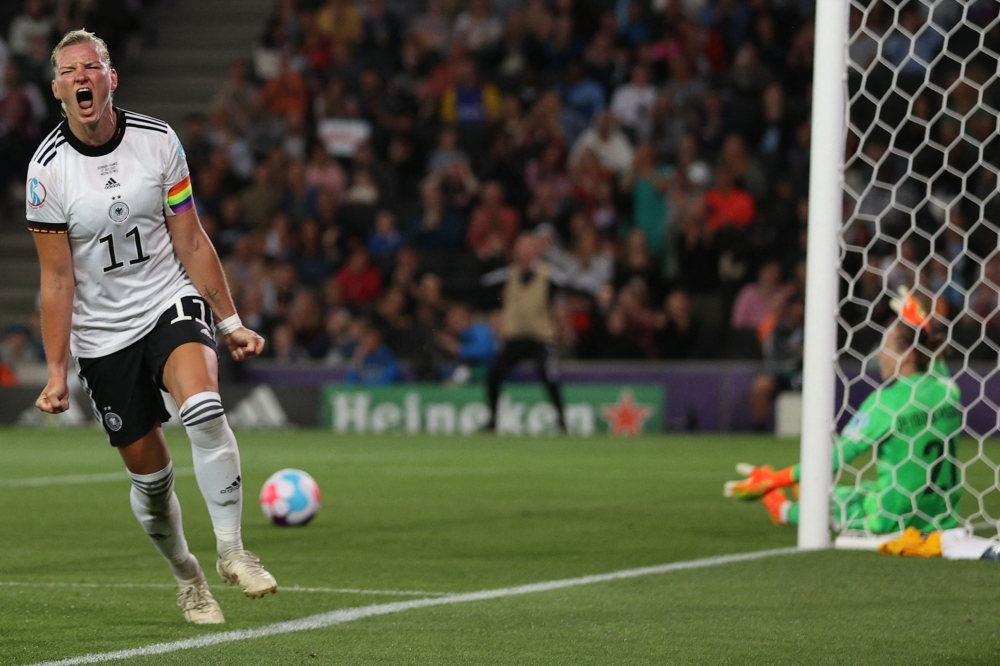 TOPSHOT - Germany's striker Alexandra Popp celebrates scoring her team's second goal during the UEFA Women's Euro 2022 semifinal football match between Germany and France at the Stadium MK, in Milton Keynes, on July 27, 2022. No use as moving pictures or quasi-video streaming. 
Photos must therefore be posted with an interval of at least 20 seconds.

 (Photo by ADRIAN DENNIS / AFP) / No use as moving pictures or quasi-video streaming. 
Photos must therefore be posted with an interval of at least 20 seconds.