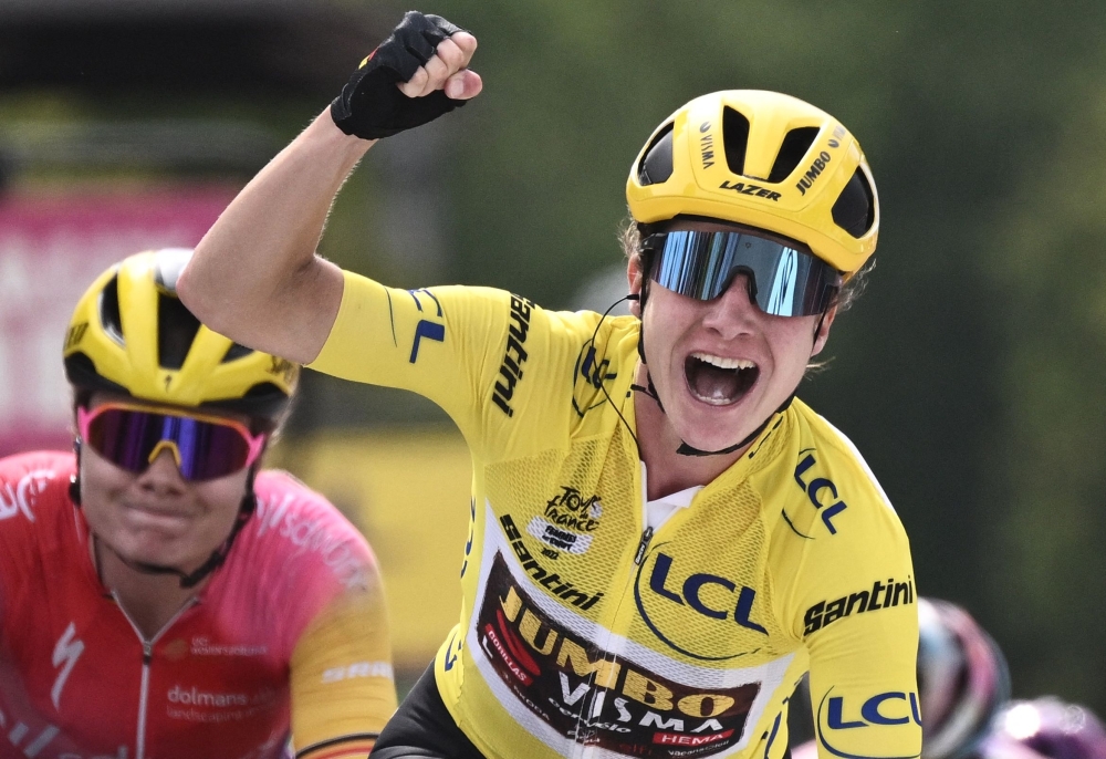 Team Jumbo Visma's Dutch rider Marianne Vos wearing the overall leader's yellow jersey celebrates as she cycles to the finish line to win the 6th stage of the new edition of the Women's Tour de France cycling race, 129.2 km between Saint-Die-les-Vosges and Rosheim, on July 29, 2022. (Photo by Jeff PACHOUD / AFP)