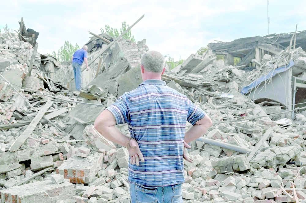 A local resident looks at the rubble of a destroyed building in Toretsk, eastern Ukraine, on Saturday amid the Russian war of Ukraine. - AFP)