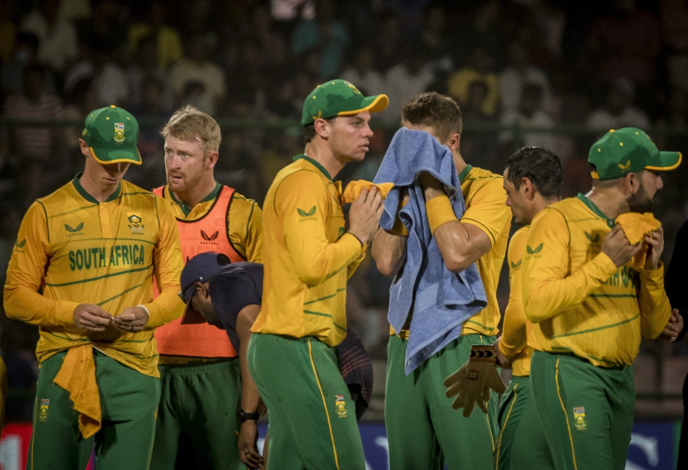 South Africa cricketers take a water break during a match against India, at Arun Jaitley Stadium in New Delhi, on June 9, 2022. (Anindito Mukherjee/The New York Times)