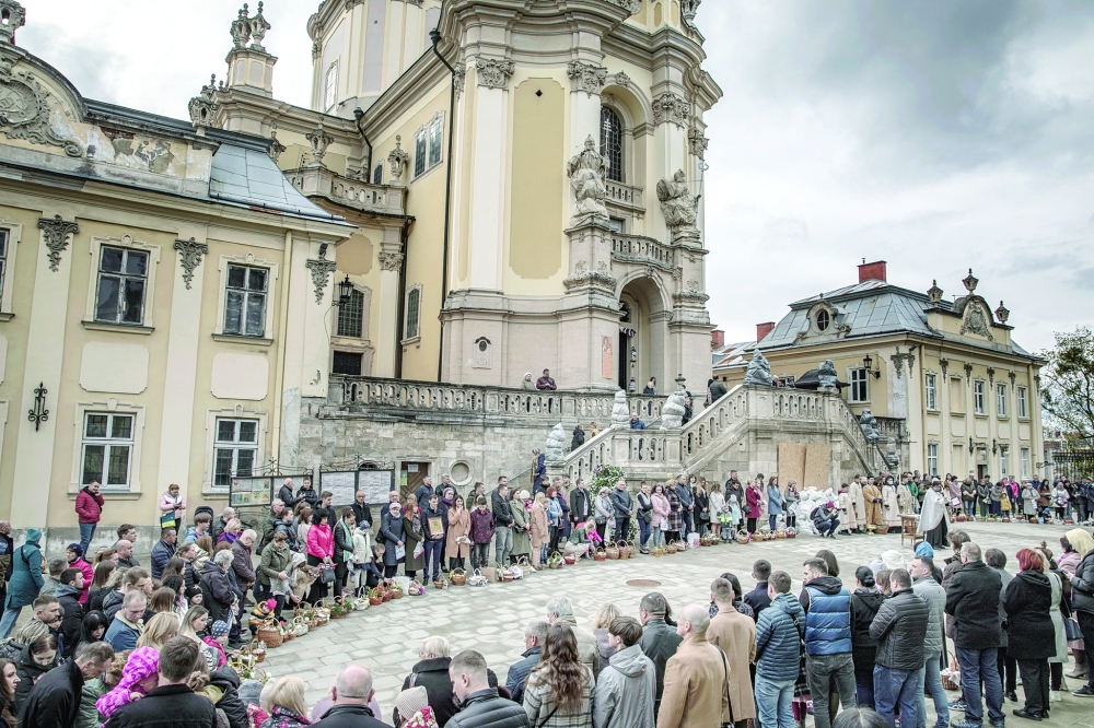 Ukrainians gather at St. Georges Cathedral in Lviv, Ukraine, April 23, 2022. (Finbarr O'Reilly/The New York Times)