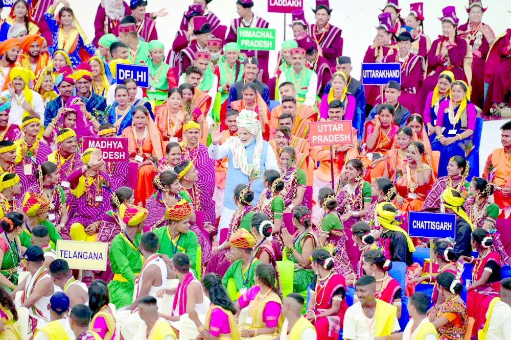 Prime Minister Narendra Modi greets the participants after addressing the nation from the ramparts of the Red Fort during the celebrations to mark country's Independence Day in New Delhi. -- AFP