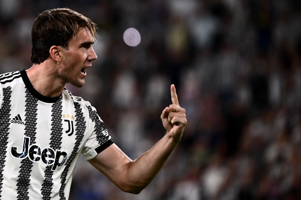 Juventus' Serbian forward Dusan Vlahovic celebrates after scoring a penalty during the Italian Serie A football match between Juventus and Sassuolo on August 15, 2022 at the Juventus stadium in Turin. (Photo by Marco BERTORELLO / AFP)