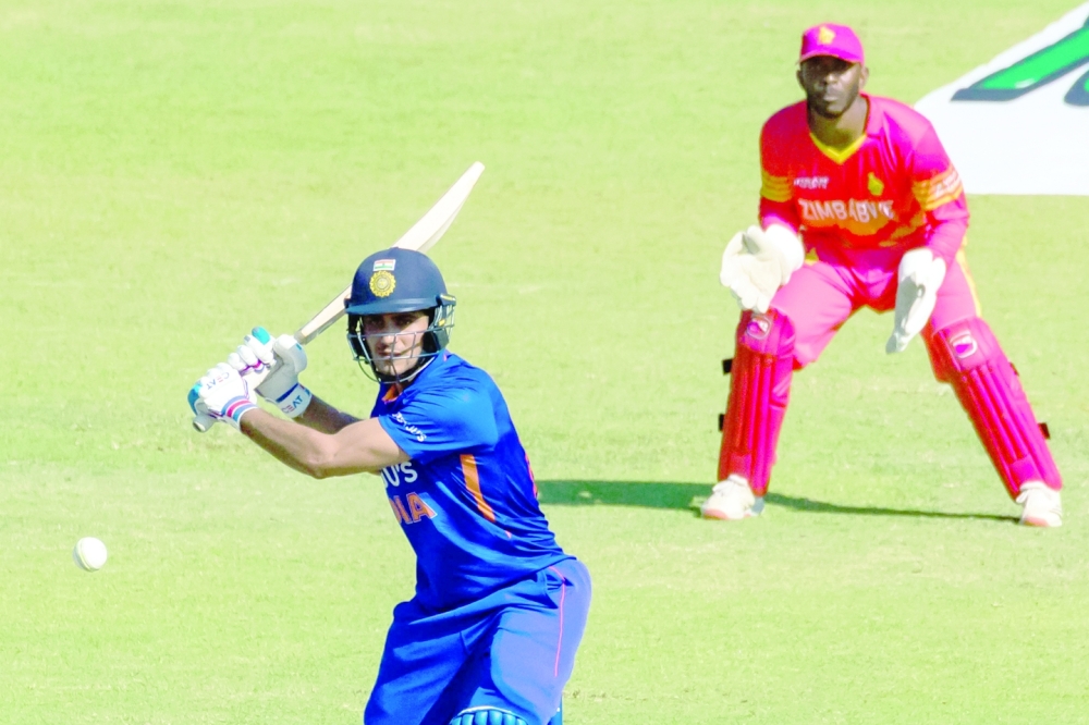 India's Shubman Gill (L) plays a shot as Zimbabwe's wicketkeeper Regis Chakabva (R) looks on during the first one-day international (ODI) cricket match between Zimbabwe and India at the at the Harare Sports Club in Harare on August 18, 2022. (Photo by Jekesai NJIKIZANA / AFP)

