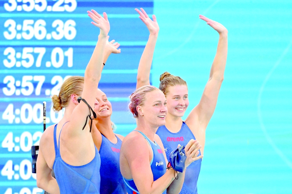 Sweden's Sarah Sjoestroem (C) and teammates react after Sweden won the Women's 4 x 100m medley final event on August 17, 2022 during the LEN European Aquatics Championships in Rome.  (Photo by Alberto PIZZOLI / AFP)

