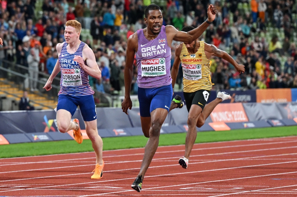 Britain's Zharnel Hughes (C) celebrates winning gold in the men's 200m final during the European Athletics Championships at the Olympic Stadium in Munich, southern Germany on August 19, 2022.  (Photo by ANDREJ ISAKOVIC / AFP)

