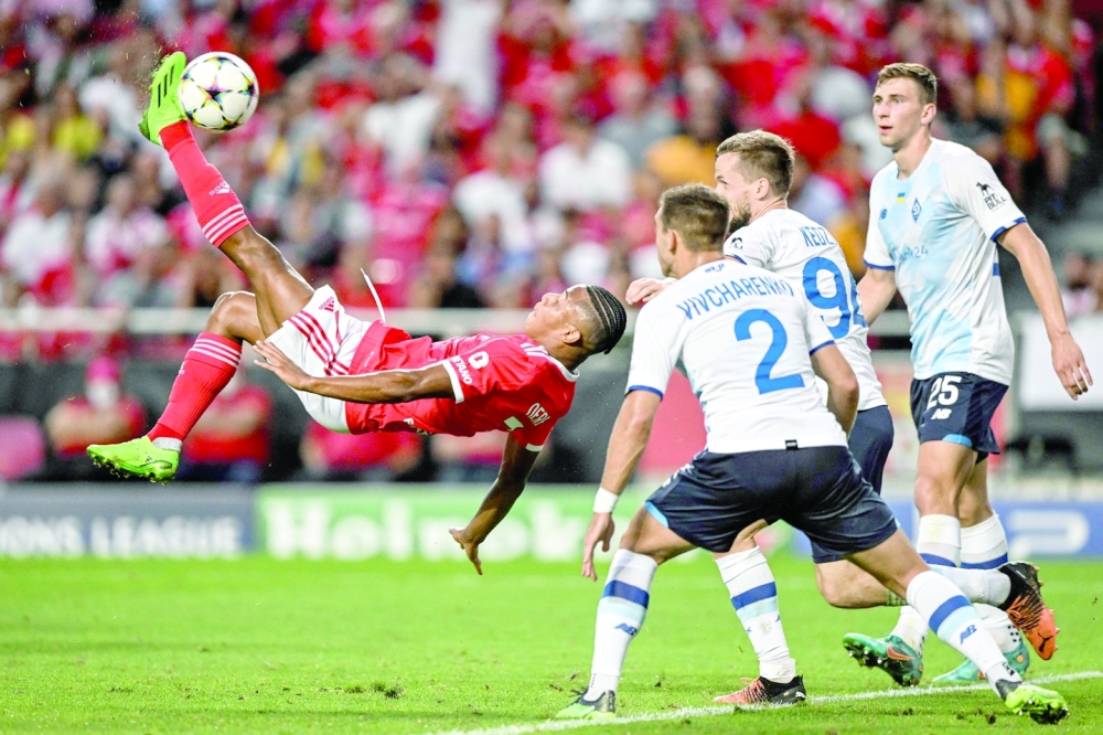 Benfica's Brazilian midfielder David Neres (L) kicks the ball during the UEFA Champions League playoff second leg football match between SL Benfica and Dynamo Kiev at the Luz stadium in Lisbon on August 23, 2022. (Photo by PATRICIA DE MELO MOREIRA / AFP)

