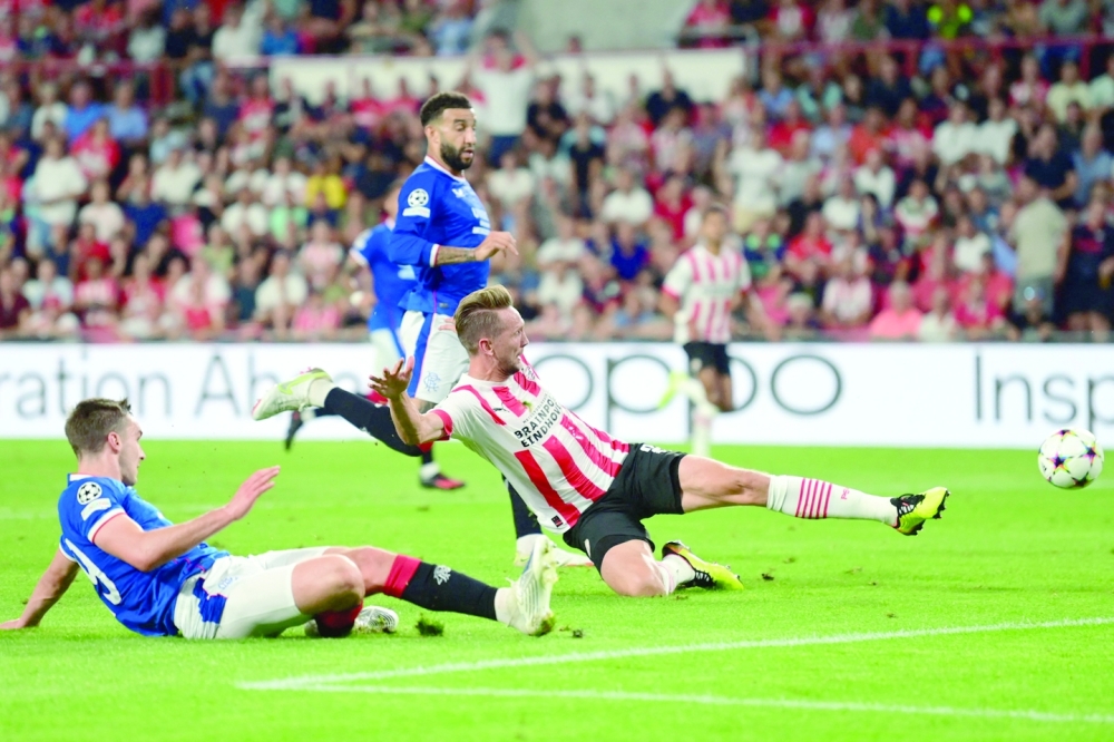 PSV's Dutch forward Luuk de Jong (R) and Rangers FC's Croatian forward Antonio Colak (L) fight for the ball during the UEFA Champions League play-off football match between PSV Eindhoven and Rangers FC at the Phillips stadium in Eindhoven on August 24, 2022.  - Netherlands OUT
 (Photo by Olaf Kraak / ANP / AFP)

