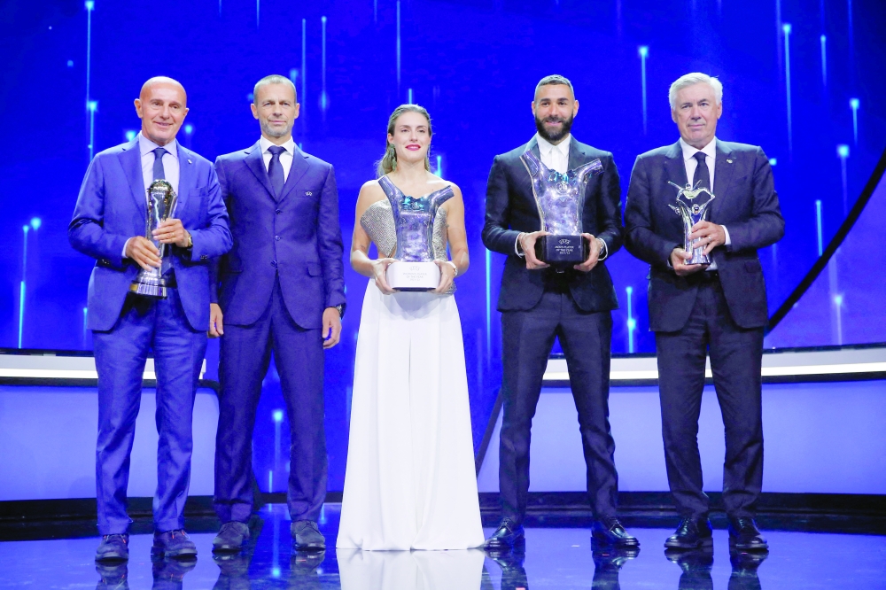 zcSoccer Football - 2021/22 UEFA Player and Coach of the Year Awards - Halic Congress Center, Istanbul, Turkey - August 25, 2022  Real Madrid's Karim Benzema poses with the men's player of the year award, the women's player of the year award winner FC Barcelona's Alexia Putellas, UEFA president Aleksander Ceferin, the UEFA president award winner former AC Milan coach Arrigo Sacchi and the men's coach of the year award winner Real Madrid coach Carlo Ancelotti REUTERS/Murad Sezer
