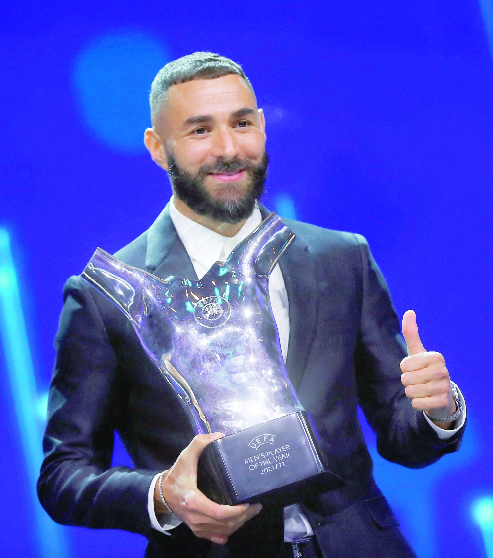 Soccer Football - 2021/22 UEFA Player of the Year Award - Halic Congress Center, Istanbul, Turkey - August 25, 2022  Real Madrid's Karim Benzema poses with the men's player of the year award REUTERS/Murad Sezer
