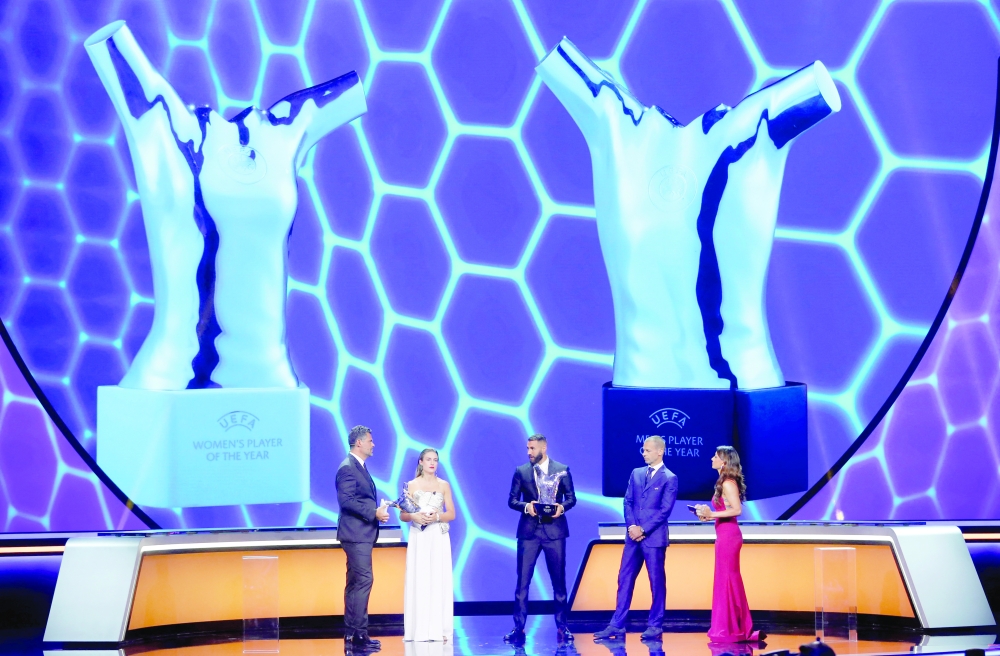Soccer Football - 2021/22 UEFA Player of the Year Award - Halic Congress Center, Istanbul, Turkey - August 25, 2022  Real Madrid's Karim Benzema poses with the men's player of the year award and the women's player of the year award winner FC Barcelona's Alexia Putellas and UEFA president Aleksander Ceferin REUTERS/Murad Sezer

