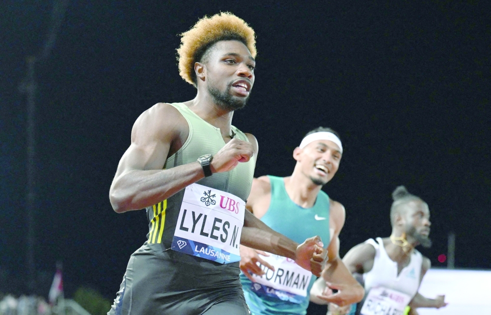 US Noah Lyles (L) competes to win ahead of compatriot Michael Norman (C) in the men's 200m event during the Diamond League athletics meeting at Stade Olympique de la Pontaise in Lausanne on August 26, 2022. (Photo by Fabrice COFFRINI / AFP)

