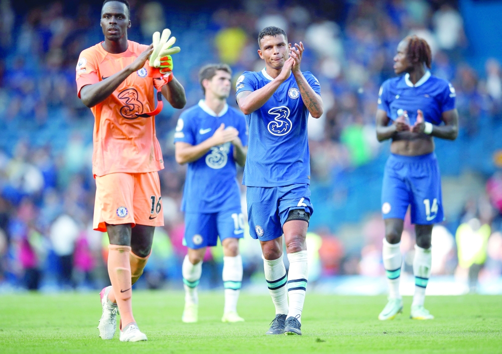 Soccer Football - Premier League - Chelsea v Leicester City - Stamford Bridge, London, Britain - August 27, 2022 Chelsea's Thiago Silva and Edouard Mendy applaud fans after the match REUTERS/Peter Nicholls EDITORIAL USE ONLY. No use with unauthorised audio, video, data, fixture lists, club/league logos or 'live' services. Online in-match use limited to 75 images, no video emulation. No use in betting, games or single club /league/player publications.  Please contact your account representative for further details.