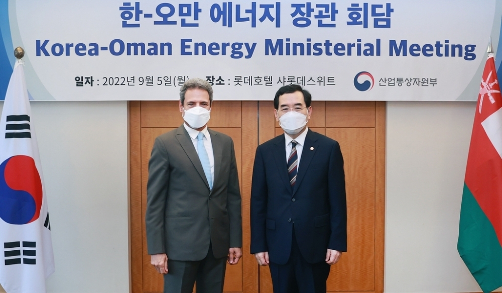 This photo, provided by South Korea's Ministry of Trade, Industry, and Energy, shows Minister Lee Chang-yang (R) posing for a photo with Oman's Minister of Energy and Minerals Salim bin Nasser Al Aufi ahead of their talks in Seoul on Monday. 