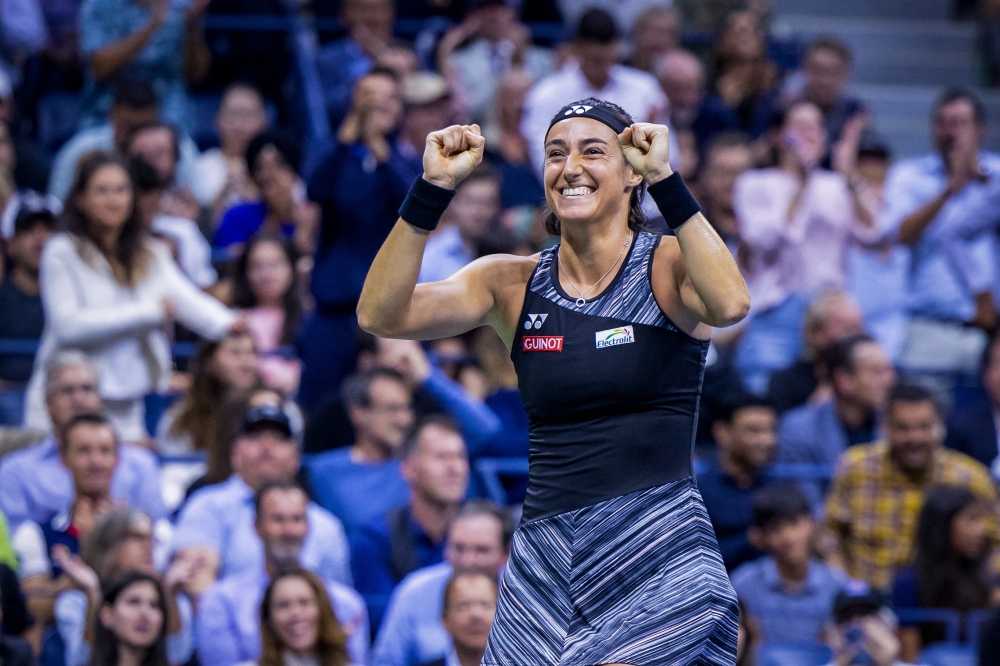 TOPSHOT - France's Caroline Garcia celebrates after defeating USA's Coco Gauff in the 2022 US Open Tennis tournament women's singles quarter-finals at the USTA Billie Jean King National Tennis Center in New York on September 6, 2022. (Photo by COREY SIPKIN / AFP)

