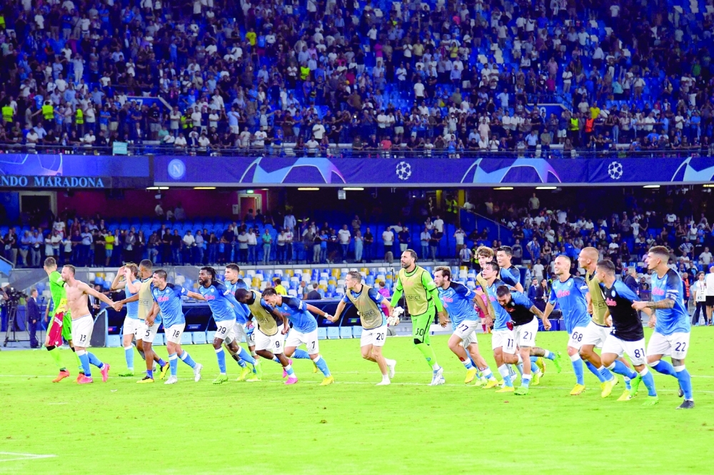 Napoli's players celebrate after winning  the UEFA Champions League Group A first leg football match between SSC Napoli and Liverpool FC at the Diego Armando Maradona Stadium in Naples on September 7, 2022. (Photo by Alberto PIZZOLI / AFP)