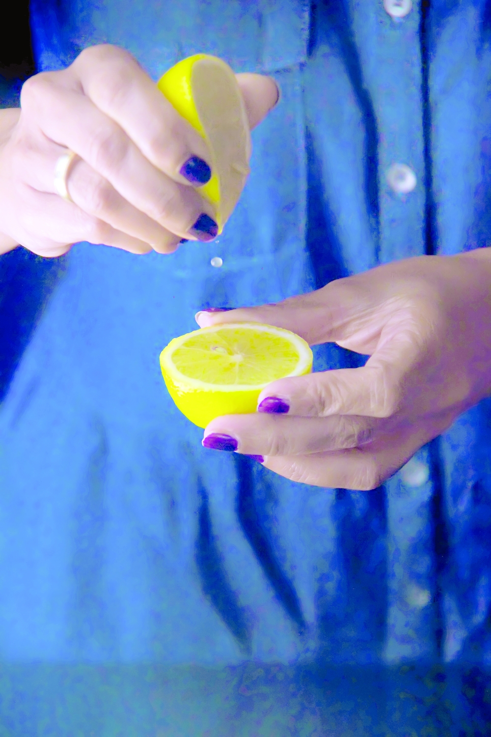 Squeezing lime - Food photography