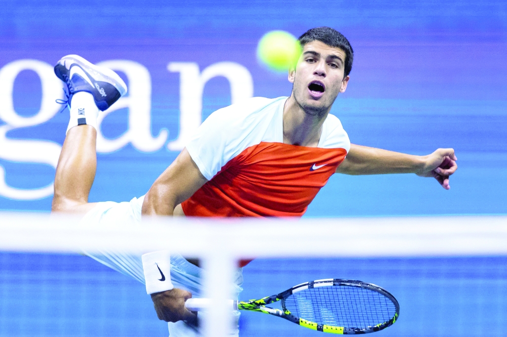 TOPSHOT - Spain's Carlos Alcaraz serves to USA's Frances Tiafoe during their 2022 US Open Tennis tournament men's singles semifinal match at the USTA Billie Jean King National Tennis Center in New York, on September 9, 2022. (Photo by Corey Sipkin / AFP)