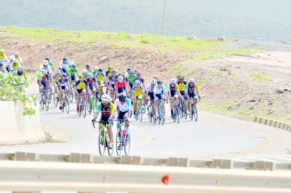 من منافسات المرحلة الاولى لطواف صلالة