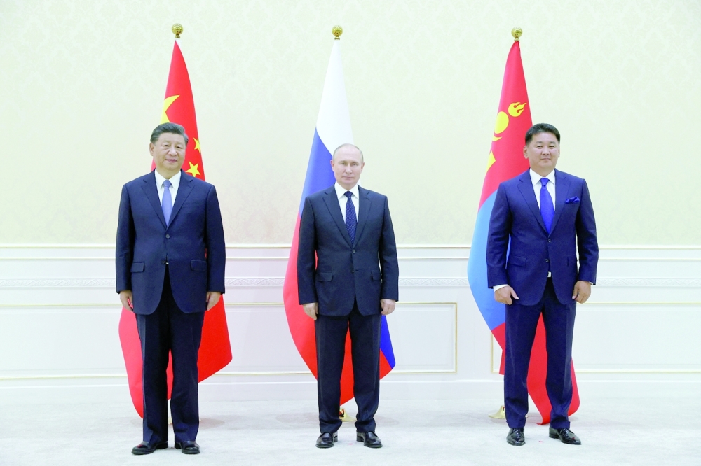 Chinese President Xi Jinping, Russian President Vladimir Putin and Mongolian President Ukhnaa Khurelsukh pose for a picture during a meeting on the sidelines of the Shanghai Cooperation Organization summit in Samarkand. -- Reuters