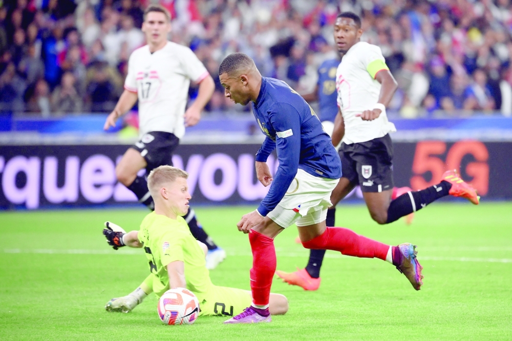TOPSHOT - France's forward Kylian Mbappe runs with the ball during the UEFA Nations League, League A Group 1 football match between France and Austria at Stade de France in Saint-Denis, north of Paris, on September 22, 2022. (Photo by FRANCK FIFE / AFP)

