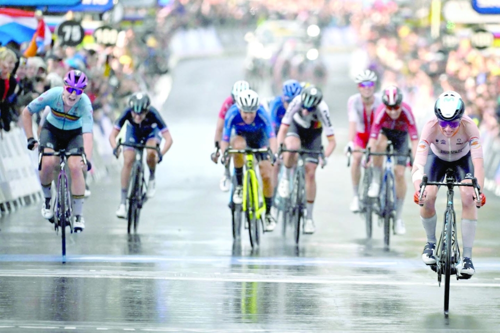 Belgian Lotte Kopecky (L) and Dutch Annemiek Van Vleuten (R) cross the finish line of the elite women road race at the UCI Road World Championships Cycling 2022, in Wollongong, on September 24, 2022.  Dutch star Annemiek Van Vleuten won the women's world cycling road race title on September 24, 2022 despite a fractured elbow, launching a breathtaking late attack for her second rainbow jersey. - Belgium OUT
 (Photo by DIRK WAEM / BELGA / AFP)