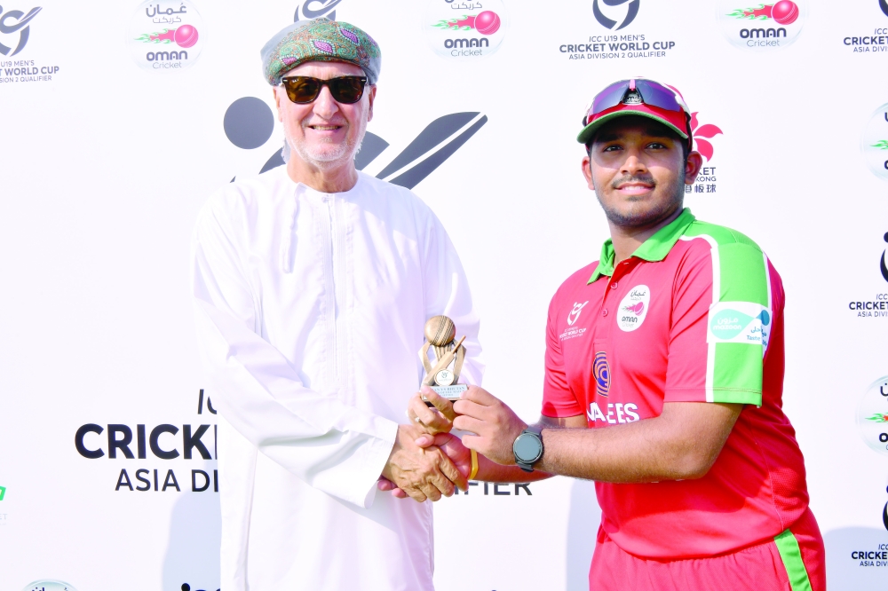 Oman skipper Arjun Dhiman receiving Man of the Match award from Maqbool Moosa al Lawati, Oman Cricket board.