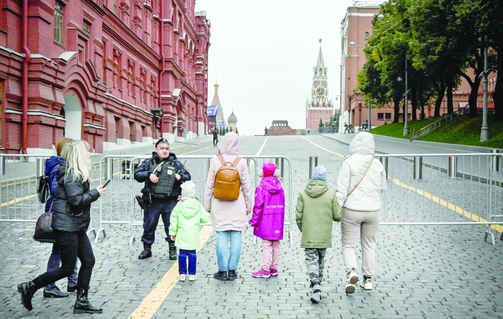 A policeman guards at the edge of Red Square in central Moscow as the square is sealed prior to a ceremony of the incorporation of the new territories into Russia. -- AFP