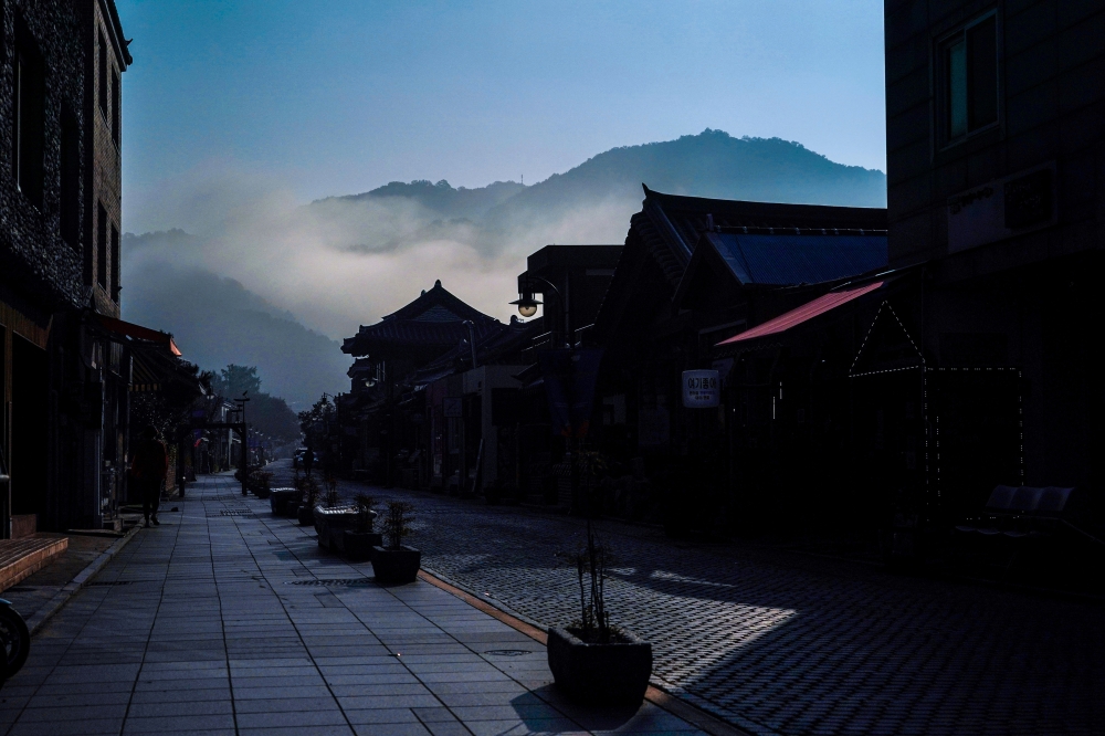 A street in front of Hakindang with morning fog at Jeonju Hanok Village in Jeonju, South Korea, Sept. 30, 2019. (Chang W. Lee/The New York Times)