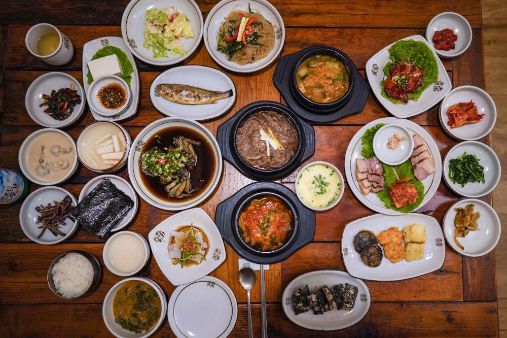 A dinner for two at Yangbanga at Jeonju Hanok Village in Jeonju, South Korea, Sept. 29, 2019. (Chang W. Lee/The New York Times)