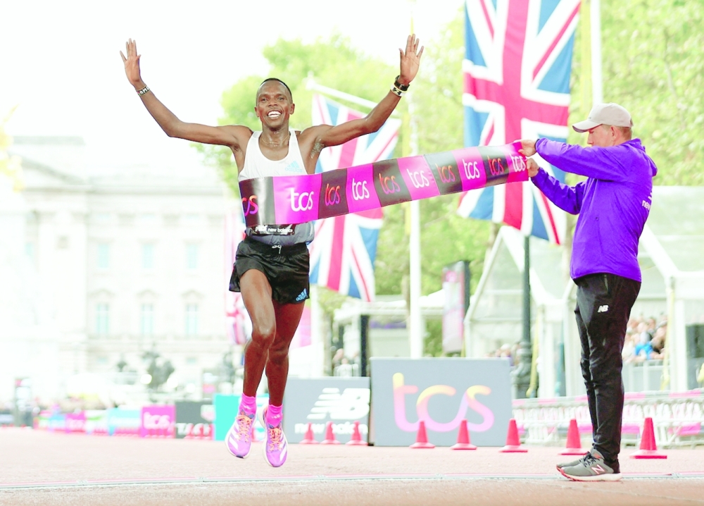 Athletics - London Marathon - London, Britain - October 2, 2022 Kenya's Amos Kipruto crosses the line to win the men's elite race Action Images via Reuters/Andrew Boyers     TPX IMAGES OF THE DAY
